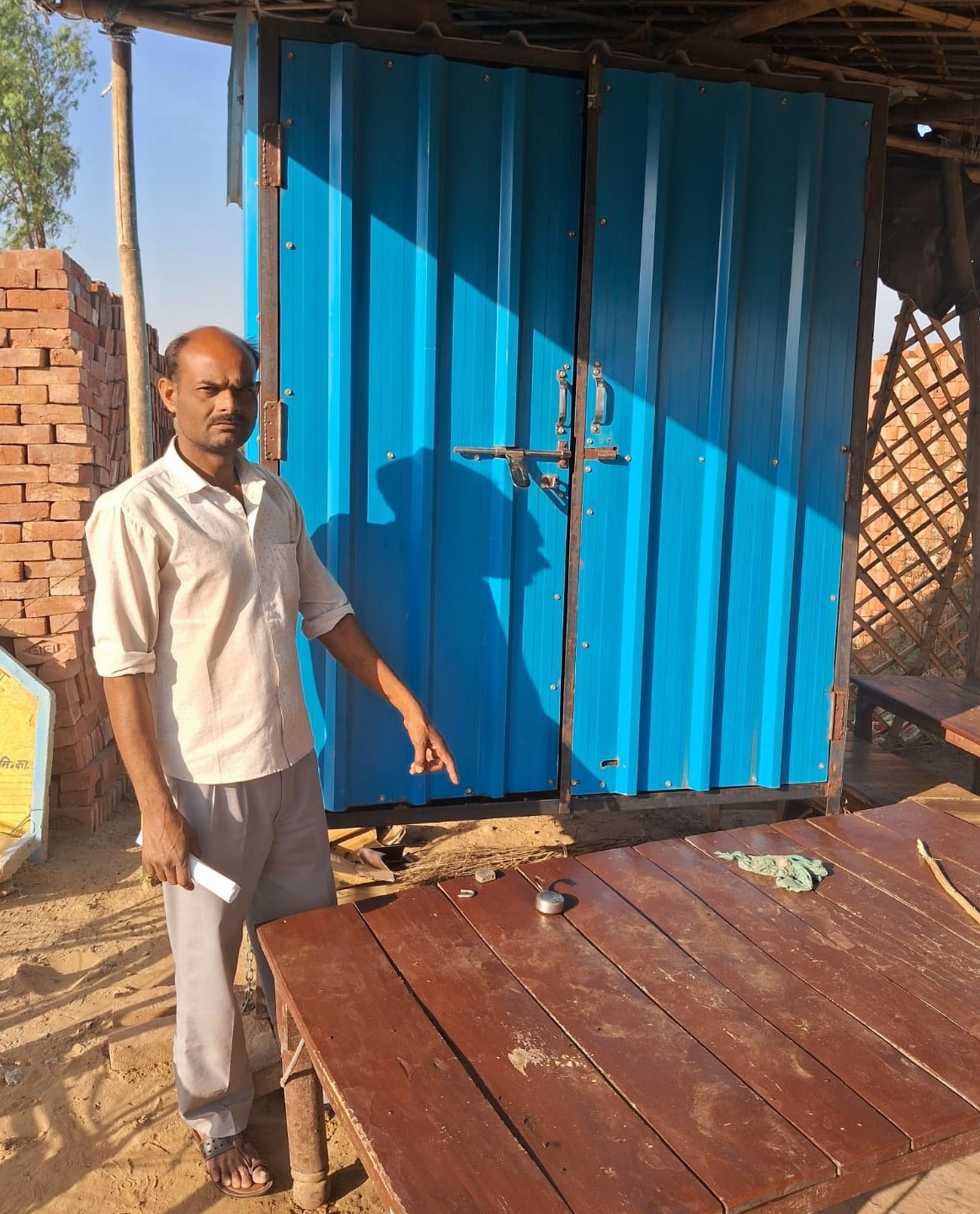 मुजरिया थाने से 400 मीटर दूरी पर चोरों ने हजारों का माल उड़ाया