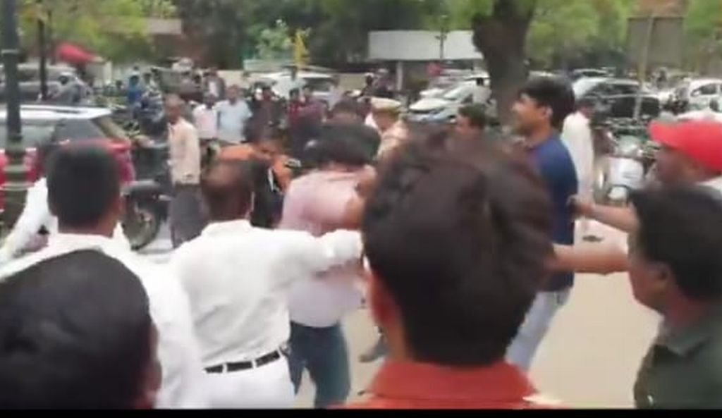 भयंकर गर्मी का 'भयंकर' असर...भाजपा समर्थक और वकीलों में चले लात घूंसे, देखें वीडियो