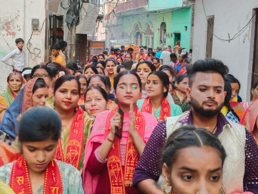 धूमधाम से निकाली शोभायात्रा एवं साईं पालकी