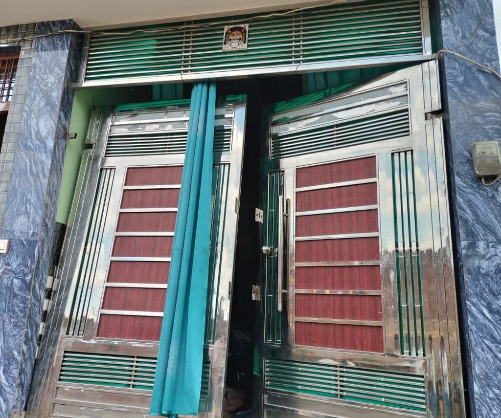 चोरों ने रात भर आराम से खंगाला घर, ले गए लाखों के जेवर और सामान