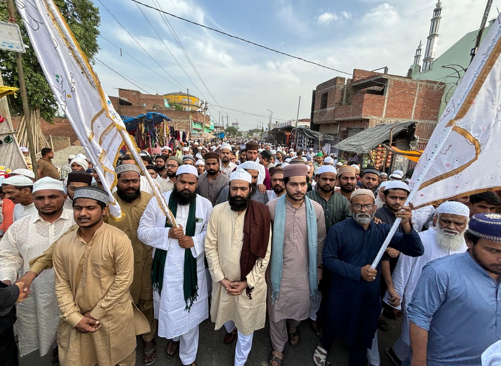 उर्स-ए-शुजाअती के पहले दिन निकाला जुलूस-ए-परचम कुशाई, हजारों जायरीनो ने की शिरकत