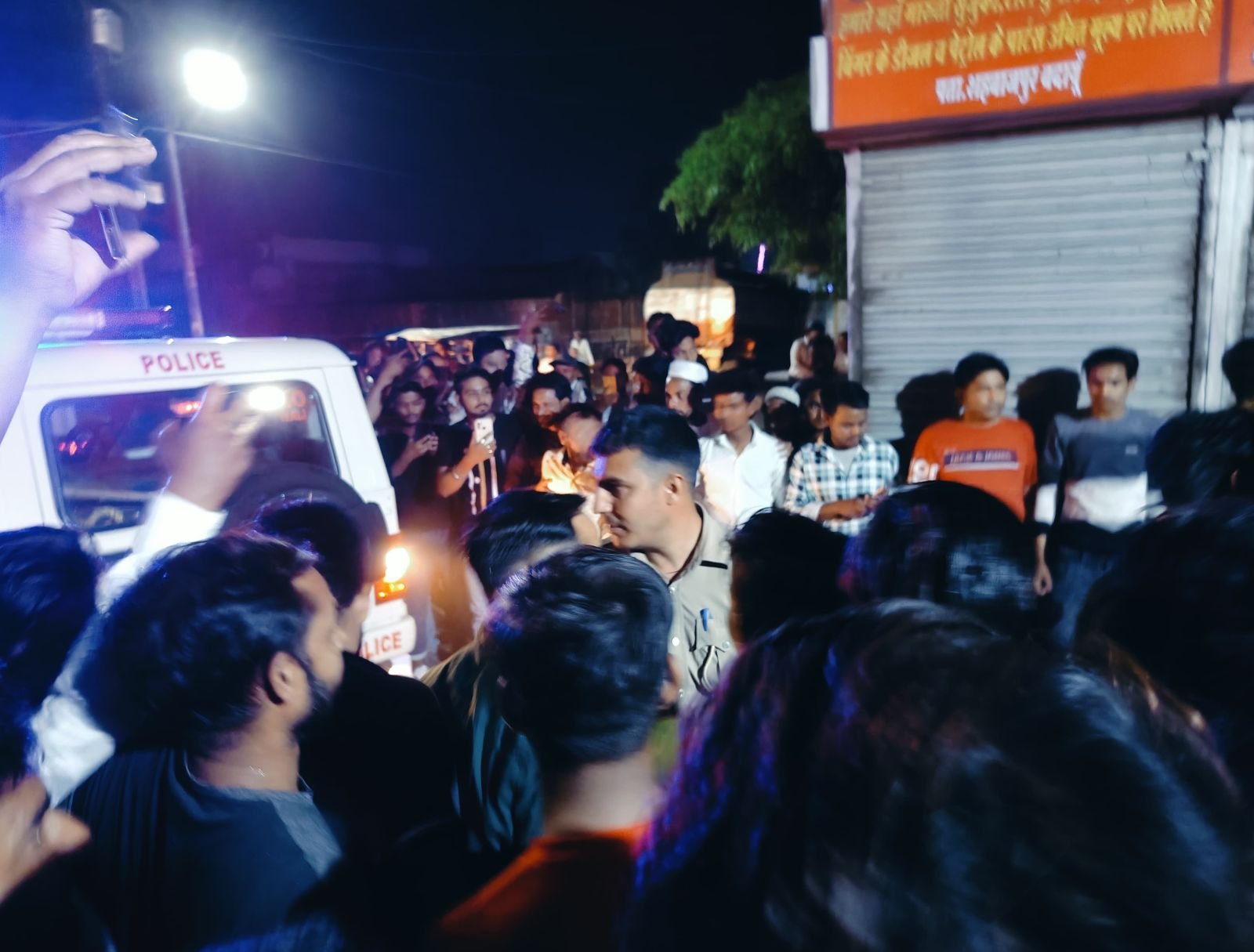 किंग और क्वीन के बाद अब ग्रांड होटल में पुलिस का छापा, कई जोड़े हिरासत में