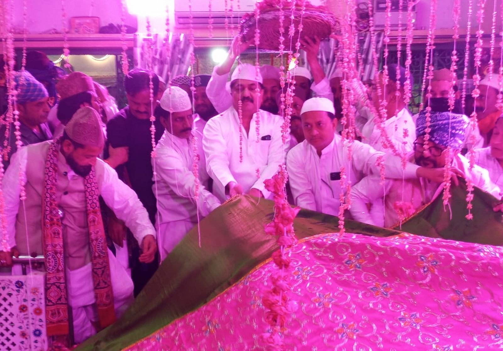 छोटे सरकार की दरगाह के 755वें उर्स पर पूर्व मंत्री आबिद ने की चादरपोशी