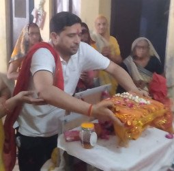 रामकथा के बाद दी गई पूर्णाहुति, कन्या भोज कराया