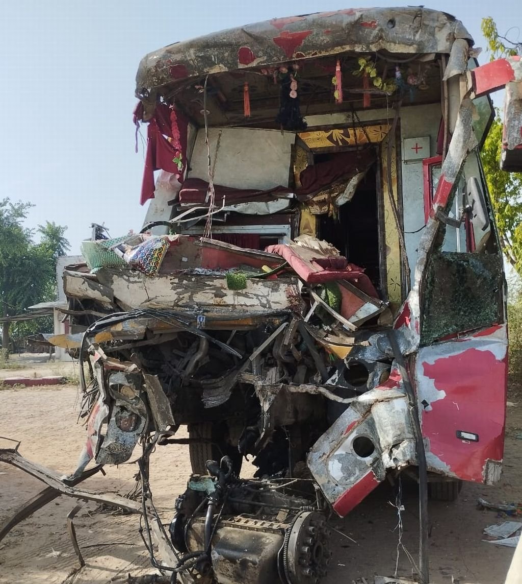 नींद में थे यात्री...अचानक हुआ धमाका और मच गई चीख पुकार, दो की मौत