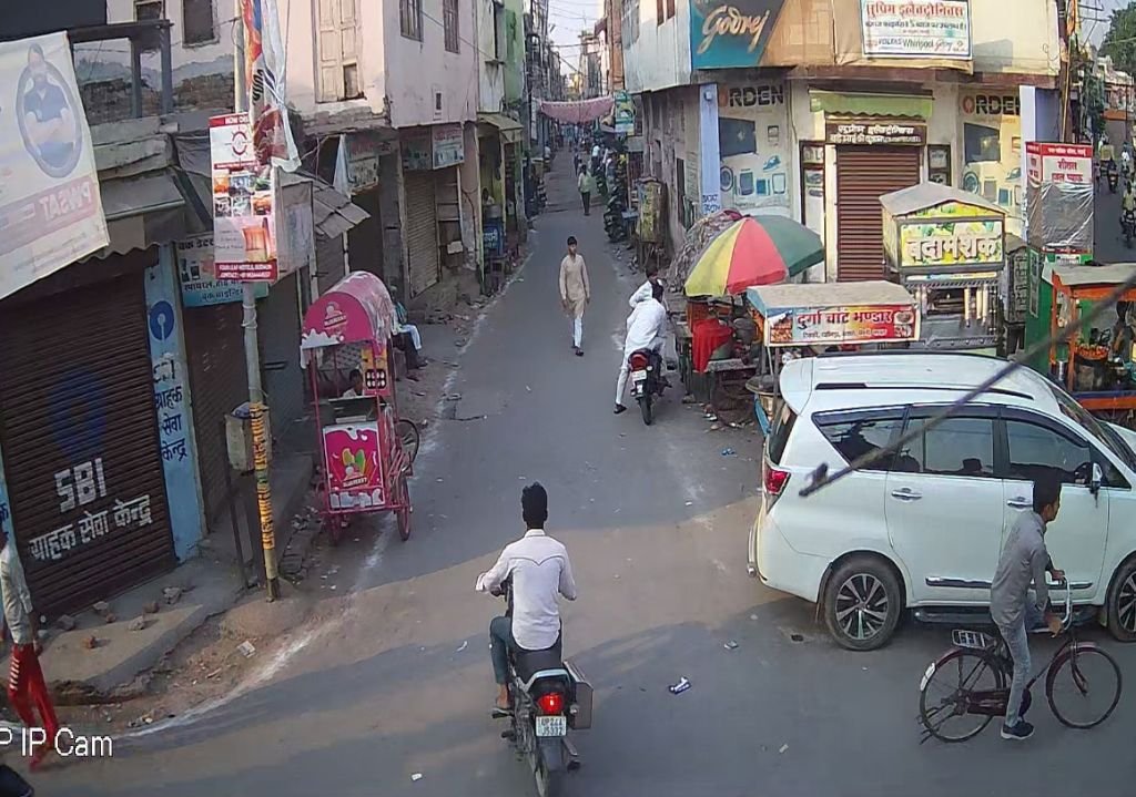 बाइक लेकर जा रहे इस शख्स को पहचानते हैं क्या...दिखे तो हो जाएं सावधान