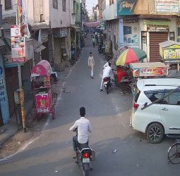 बाइक लेकर जा रहे इस शख्स को पहचानते हैं क्या...दिखे तो हो जाएं सावधान