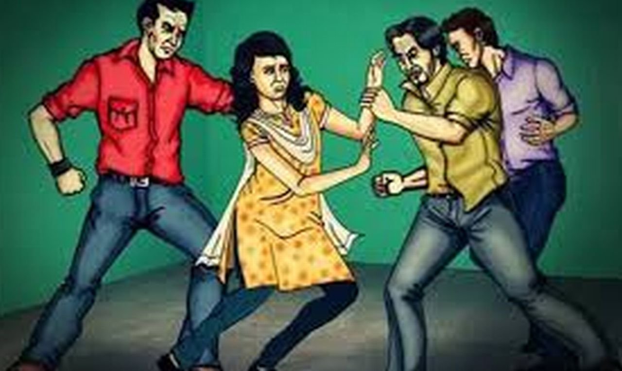 मनचले ने छेड़ा महिला को...बोला- 'मेरा नाम भी लिखवा लो हाथ पे', फिर चले लात घूंसे