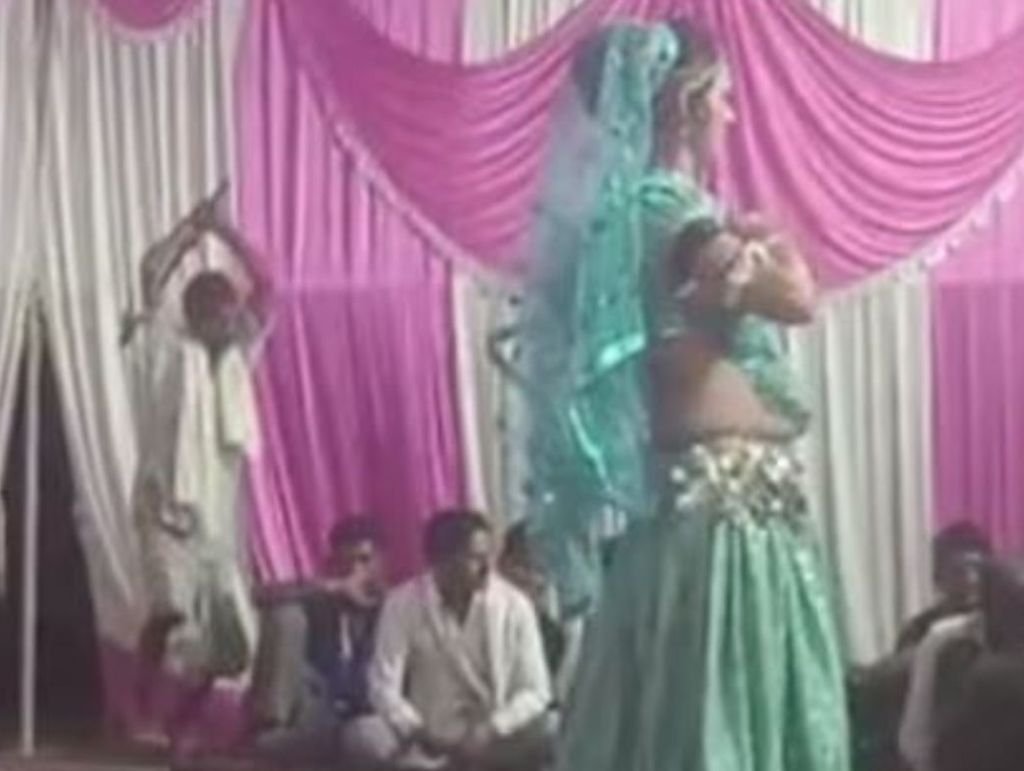 खौफनाकः लोग देख रहे थे नृत्य, तभी कुछ हुआ ऐसा भयंकर...देखें वीडियो