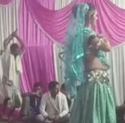 खौफनाकः लोग देख रहे थे नृत्य, तभी कुछ हुआ ऐसा भयंकर...देखें वीडियो