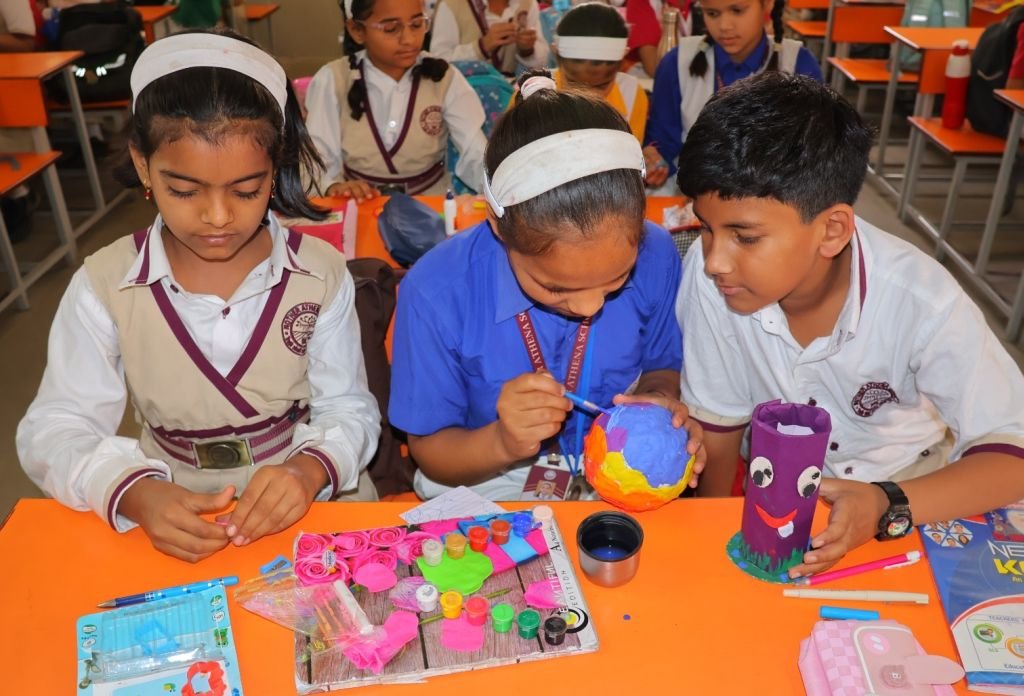 मदर एथीना स्कूल में बच्चों ने बनाए क्ले मॉडल, नारे भी लिखे