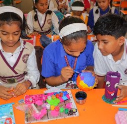 मदर एथीना स्कूल में बच्चों ने बनाए क्ले मॉडल, नारे भी लिखे