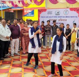 नुक्कड़ नाटक और हस्ताक्षर अभियान चलाकर किया मतदाताओं को जागरूक