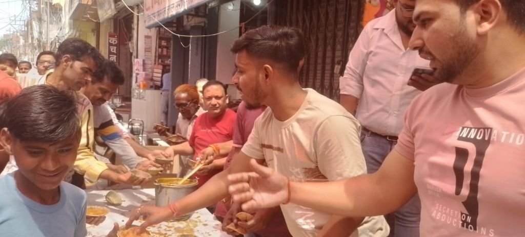 84 घंटा हनुमान मंदिर पर मना बालाजी जन्मोत्सव, कार्यक्रमों संग भंडारे का आयोजन