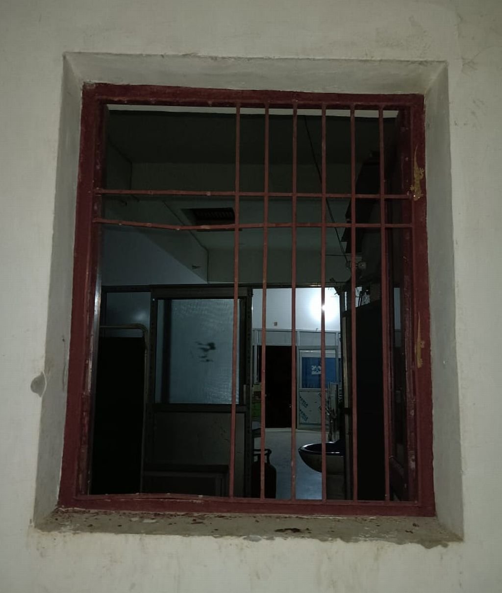 नल का हत्थे से तोड़ दीं सरियां.....कुछ जगह चोरी, कुछ जगह प्रयास