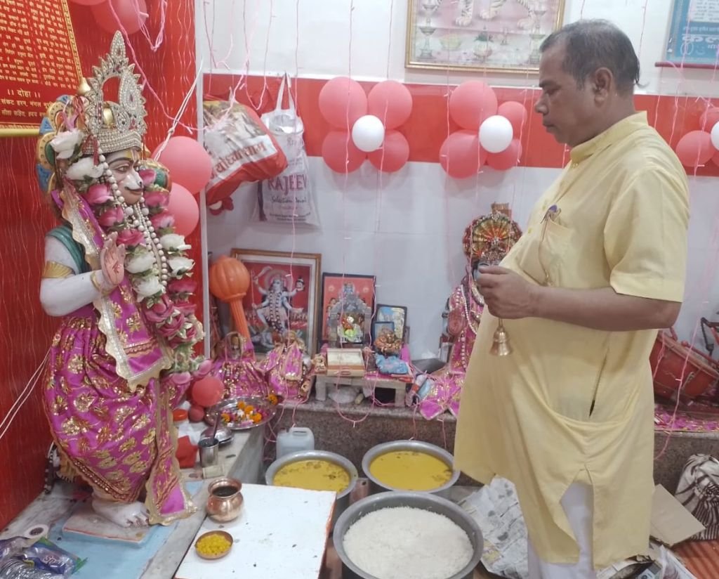 लिंगेश्वर नाथ मंदिर पर धूमधाम से मनाया गया बालकृष्ण लड्डू गोपाल का छठी दिवस