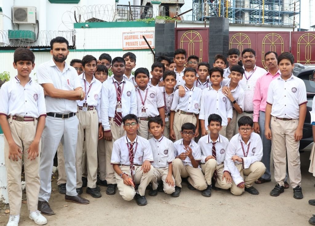 मदर एथीना स्कूल के विद्यार्थियों ने जाना-कैसे बनता है सुगंधित तेल