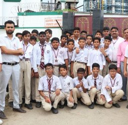 मदर एथीना स्कूल के विद्यार्थियों ने जाना-कैसे बनता है सुगंधित तेल