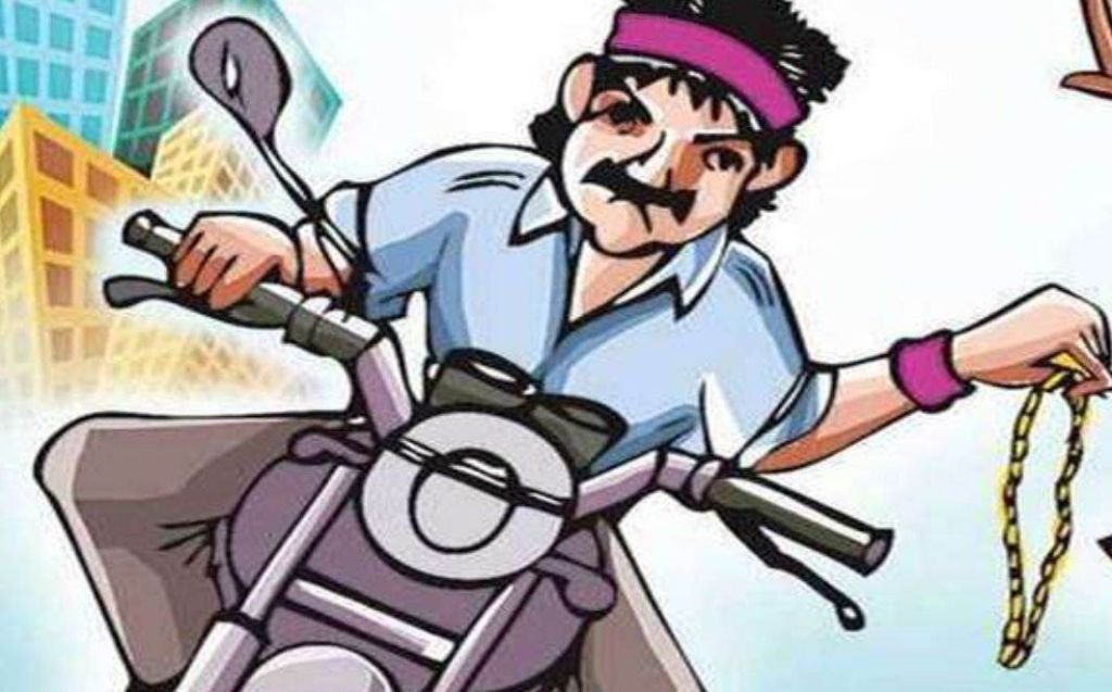 'मौसा' बोलकर फोटो खींचने के लिए उतरवाई अंगूठी ओर चेन...फिर धक्का देकर भाग गए टप्पेबाज