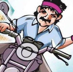 'मौसा' बोलकर फोटो खींचने के लिए उतरवाई अंगूठी ओर चेन...फिर धक्का देकर भाग गए टप्पेबाज