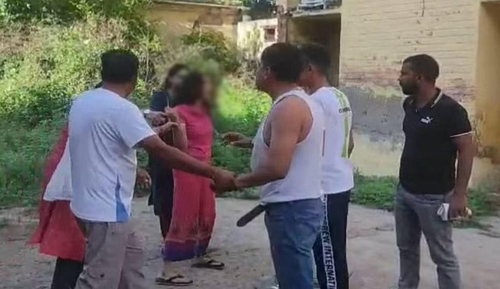 कमरे में प्रेमी संगी महिला इंस्पेक्टर थी इस हाल में...परिजनों ने जमकर पीटा, कपड़े फाड़े