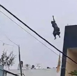 आत्महत्या 'लाइव': पति से विवाद हुआ तो तीसरी मंजिल से कूदकर महिला ने दी जान (देखें वीडियो)