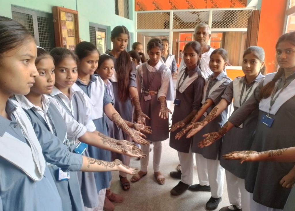 सावन की मल्हार के बीच छात्राओं ने रचाई मेंहदी