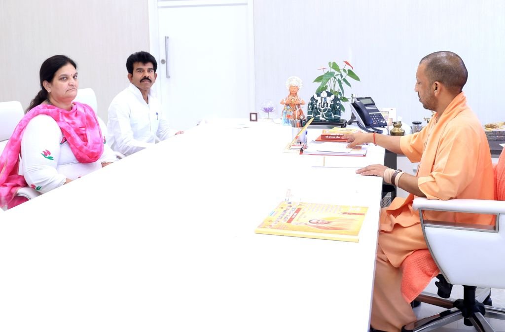 बदायूं का हो विकास...सीएम से मिलकर जिला पंचायत अध्यक्ष व पूर्व एमएलसी ने की चर्चा