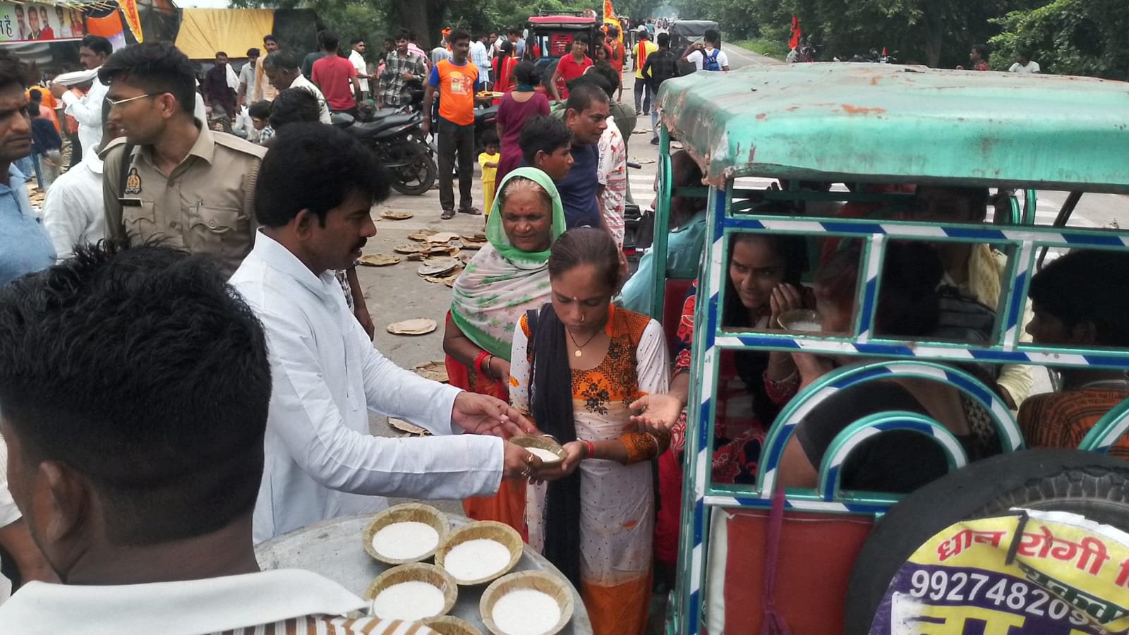 पूर्व एमएलसी व जिला पंचायत अध्यक्ष ने कछला पर कराया भंडारा