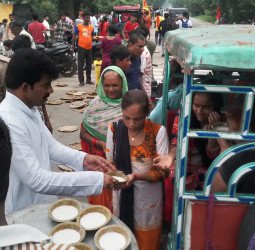 पूर्व एमएलसी व जिला पंचायत अध्यक्ष ने कछला पर कराया भंडारा