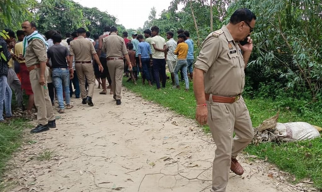 बदबू और खून के धब्बे देखकर रुक गए लोग...पास जाकर देखा तो उड़ गए होश