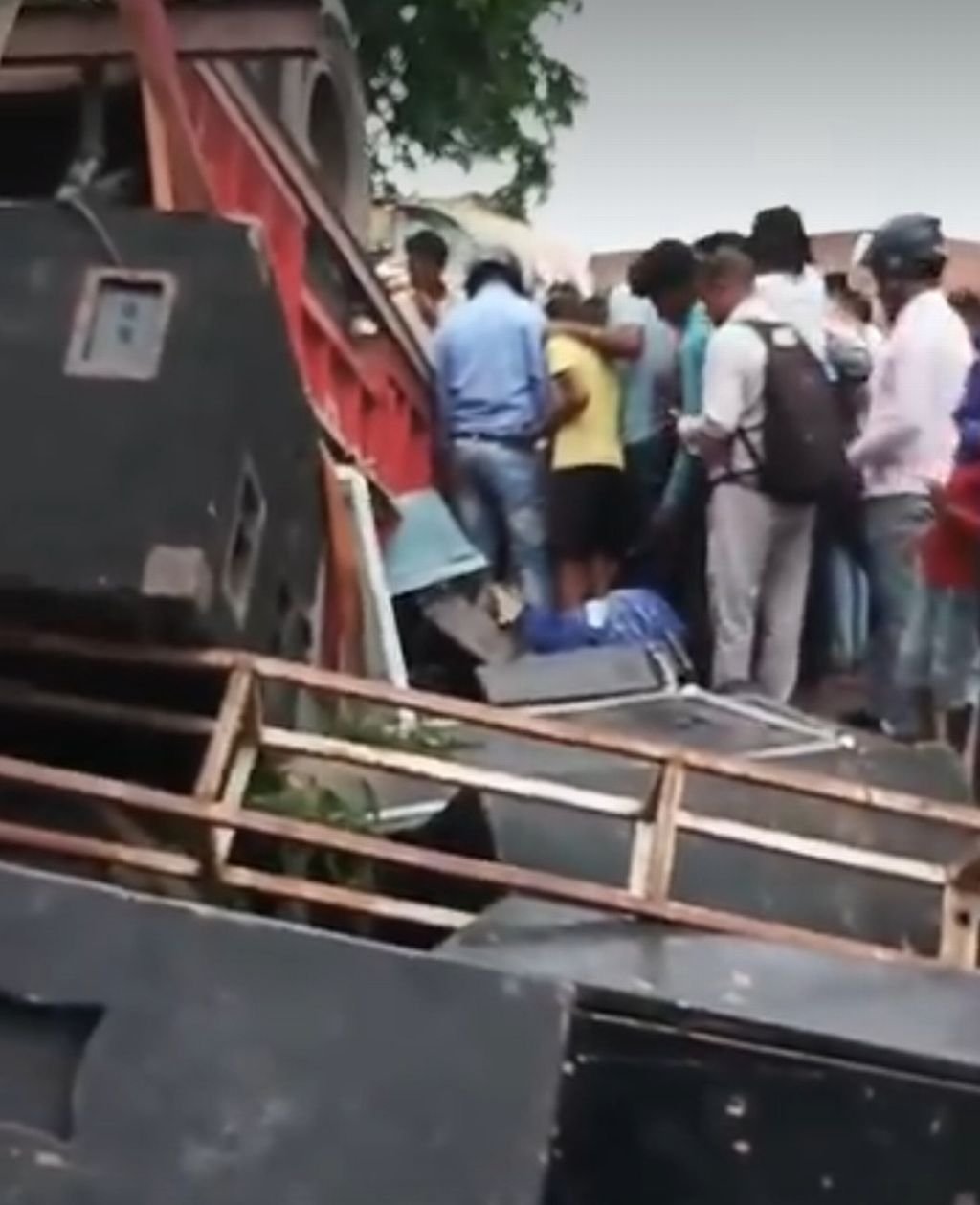 ट्रैक्टर ट्रॉली और डीजे पलटने से कांवड़िये की दबकर मौत