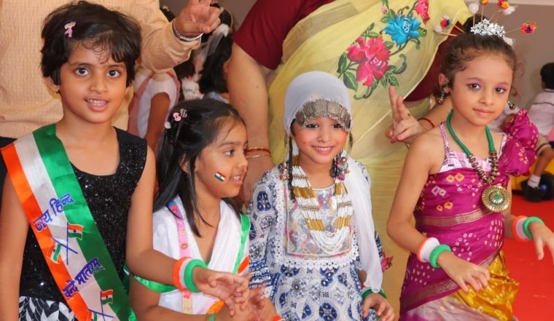 मदर एथीना स्कूल में सजकर आए बच्चे, ‘फैंसी ड्रेस प्रतियोगिता’ का आयोजन