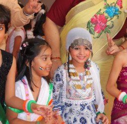 मदर एथीना स्कूल में सजकर आए बच्चे, ‘फैंसी ड्रेस प्रतियोगिता’ का आयोजन