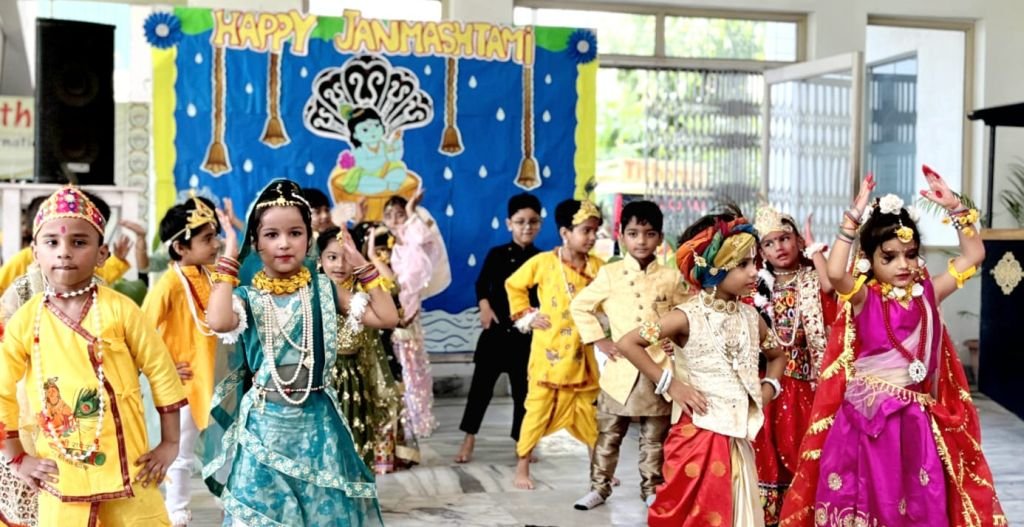 नटखट नंदलाल बने बच्चे, टिथोनस इंटरनेशनल स्कूल में रही जन्माष्टमी उत्सव की धूम