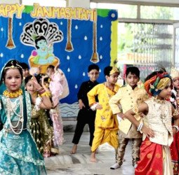 नटखट नंदलाल बने बच्चे, टिथोनस इंटरनेशनल स्कूल में रही जन्माष्टमी उत्सव की धूम