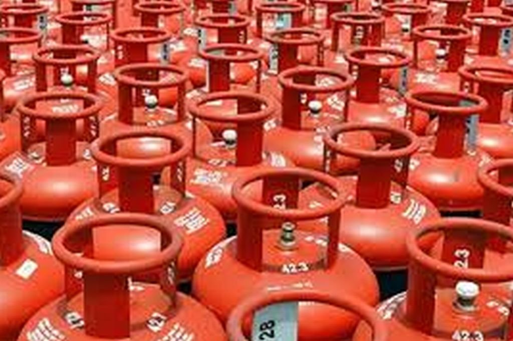 बदायूं की इस गैस एजेंसी पर लगा केवाईसी के नाम पर अवैध वसूली का आरोप (देखें वीडियो)