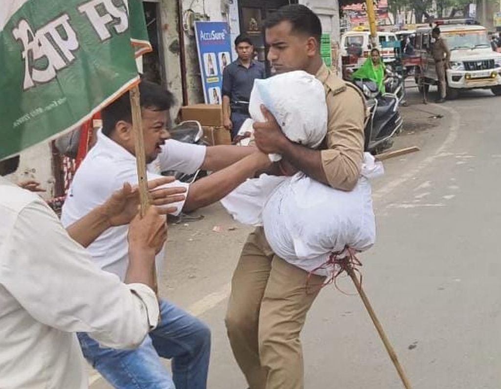 ...और जब कांग्रेसियों से पुतला छीनकर भागी पुलिस (देखें वीडियो)