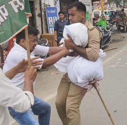 ...और जब कांग्रेसियों से पुतला छीनकर भागी पुलिस (देखें वीडियो)