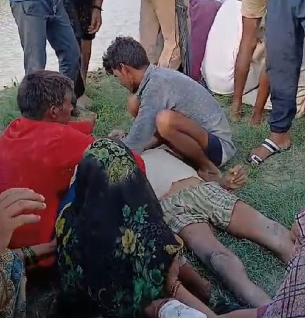 रास्ते से गुजर रहा था छोटा भाई...गड्ढे में उतराती देखी बड़े भाई की लाश तो उड़ गए होश