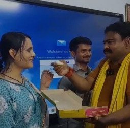 तानों से तंग होकर छोड़ा घर...10 साल बाद दरोगा बनकर लौटीं ट्रांसजेंडर मानवी