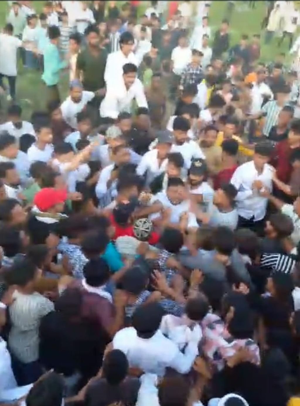 तेज आवाज में डीजे बजाने से मना किया तो युवक को भीड़ ने गिरा-गिराकर पीटा, गांव में हुआ बड़ा बवाल