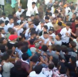 तेज आवाज में डीजे बजाने से मना किया तो युवक को भीड़ ने गिरा-गिराकर पीटा, गांव में हुआ बड़ा बवाल