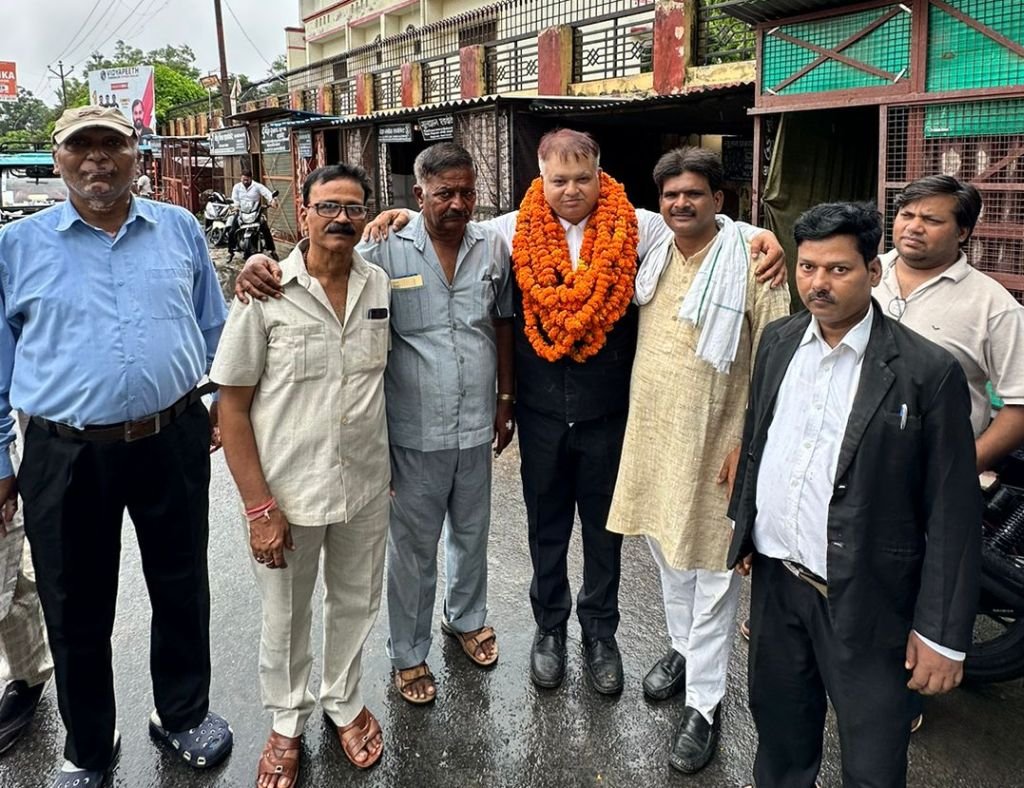 कांग्रेस विधि विभाग के प्रदेश सचिव बने दीपक मिश्रा, साथियों ने बांटी मिठाई