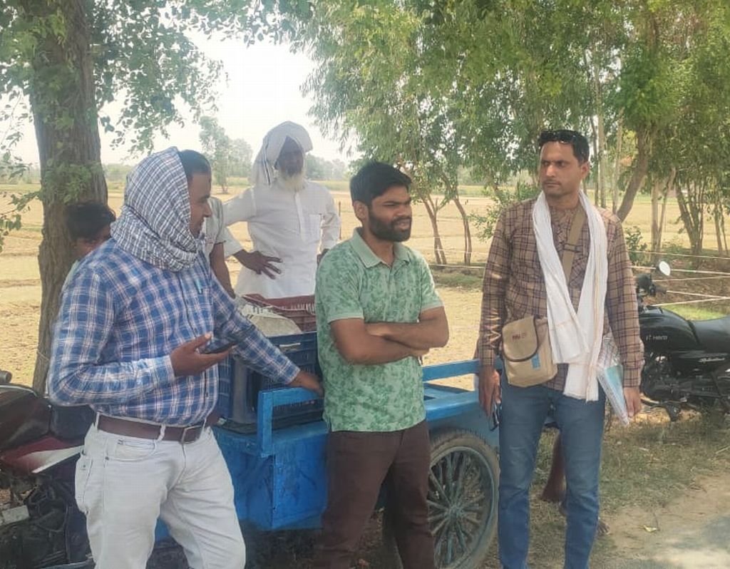 चकरोड छोड़ खेतों पर तान रहे हाइटेंशन लाइन, किसानों की शिकायत पर रोका गया काम