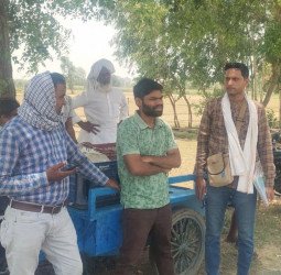 चकरोड छोड़ खेतों पर तान रहे हाइटेंशन लाइन, किसानों की शिकायत पर रोका गया काम