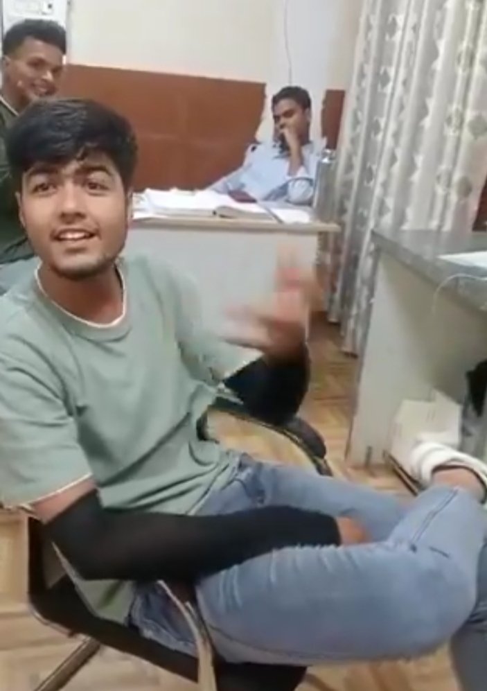 इस वीडियो को देखिए और खुद गौर करिए....इनकी हिम्मत पर