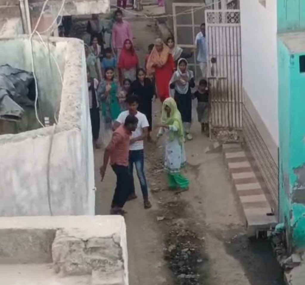 बच्चों के झगड़े के बाद बड़ों में हुआ पंगा...तमंचा निकाल लाया युवक और देने लगा गालियां