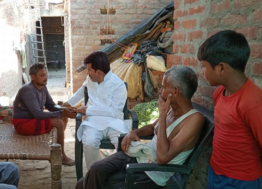 पूर्व एमएलसी ने पीड़ित परिवार को दी 25 हजार की आर्थिक सहायता
