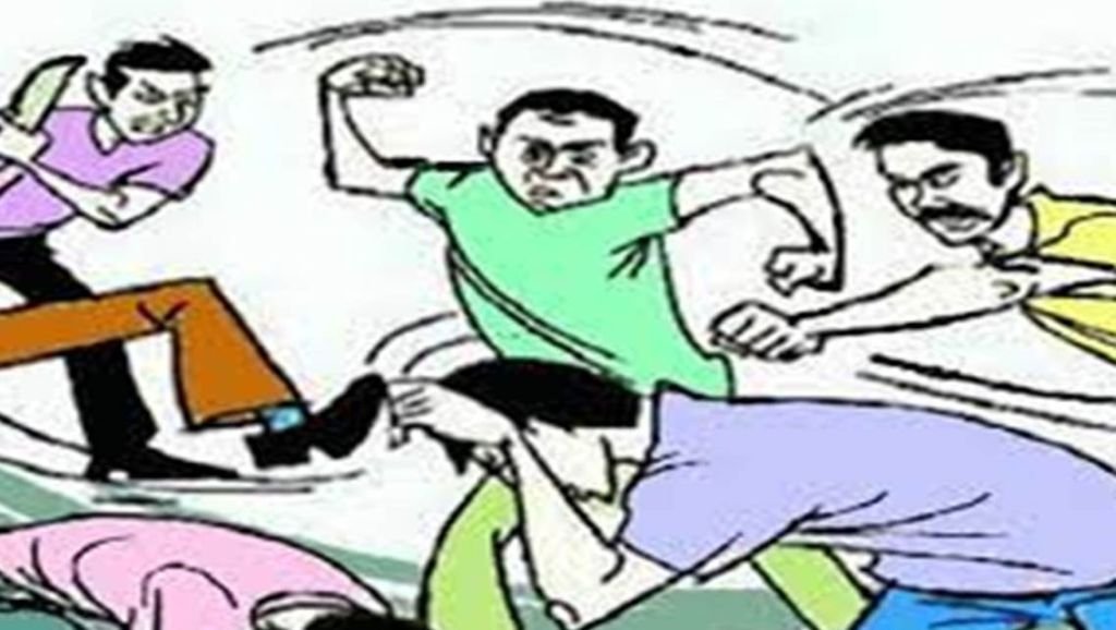 व्यापारी से मारपीट, पति-पत्नी समेत चार पर रिपोर्ट